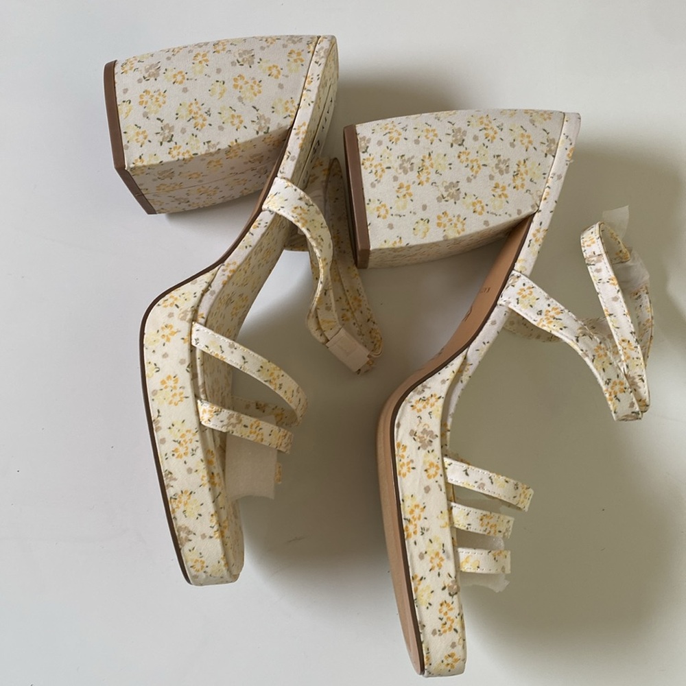 Woman’s Shoes - Picture 5 of 8